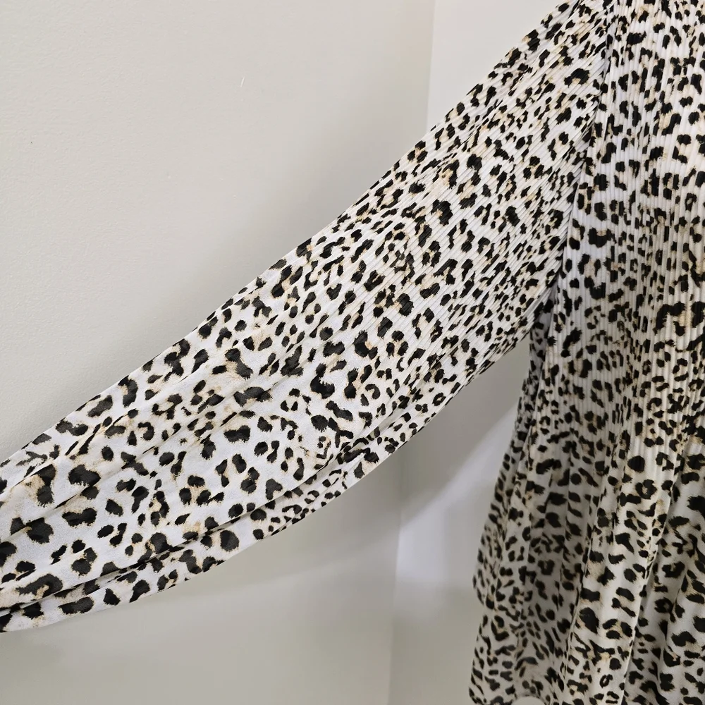 BANANA REPUBLIC size Large Long Sleeve Pleated Animal Print Button Lined‎ Blouse